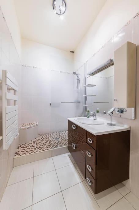 Haussmannian Apartment, Near Champs-Elysees Paris Exterior photo